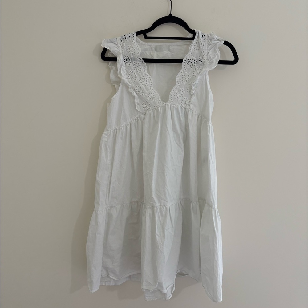 Q2 Elegant White Sleeveless Dress